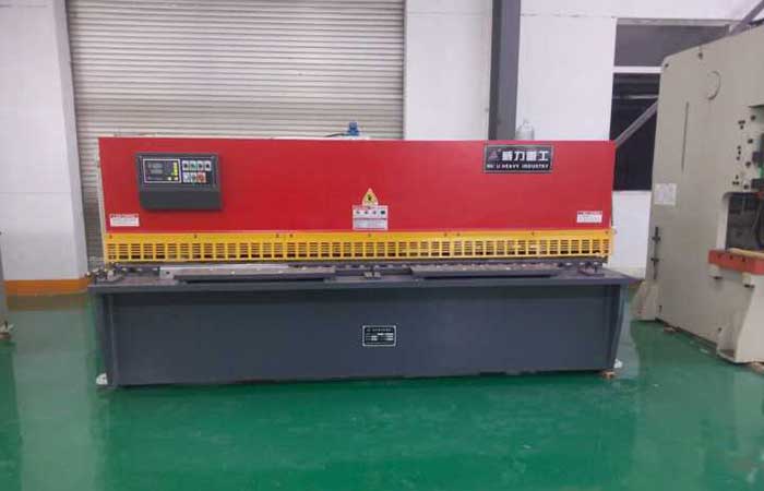 QC11Y-10×32000液壓剪板機，10個厚液壓閘式剪板機